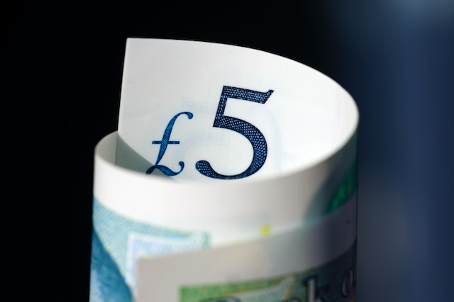 a corner of a five pounds note